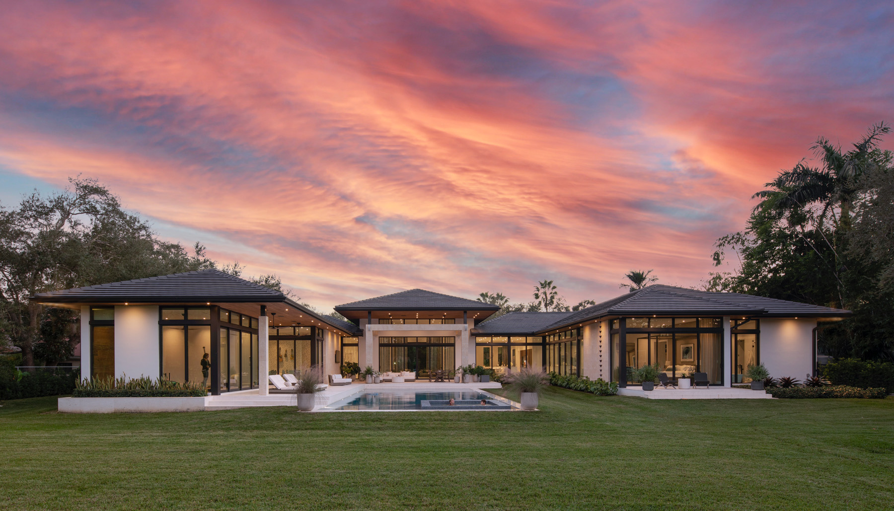 Contemporary Architecture Shapes a Minimalist Pinecrest Home