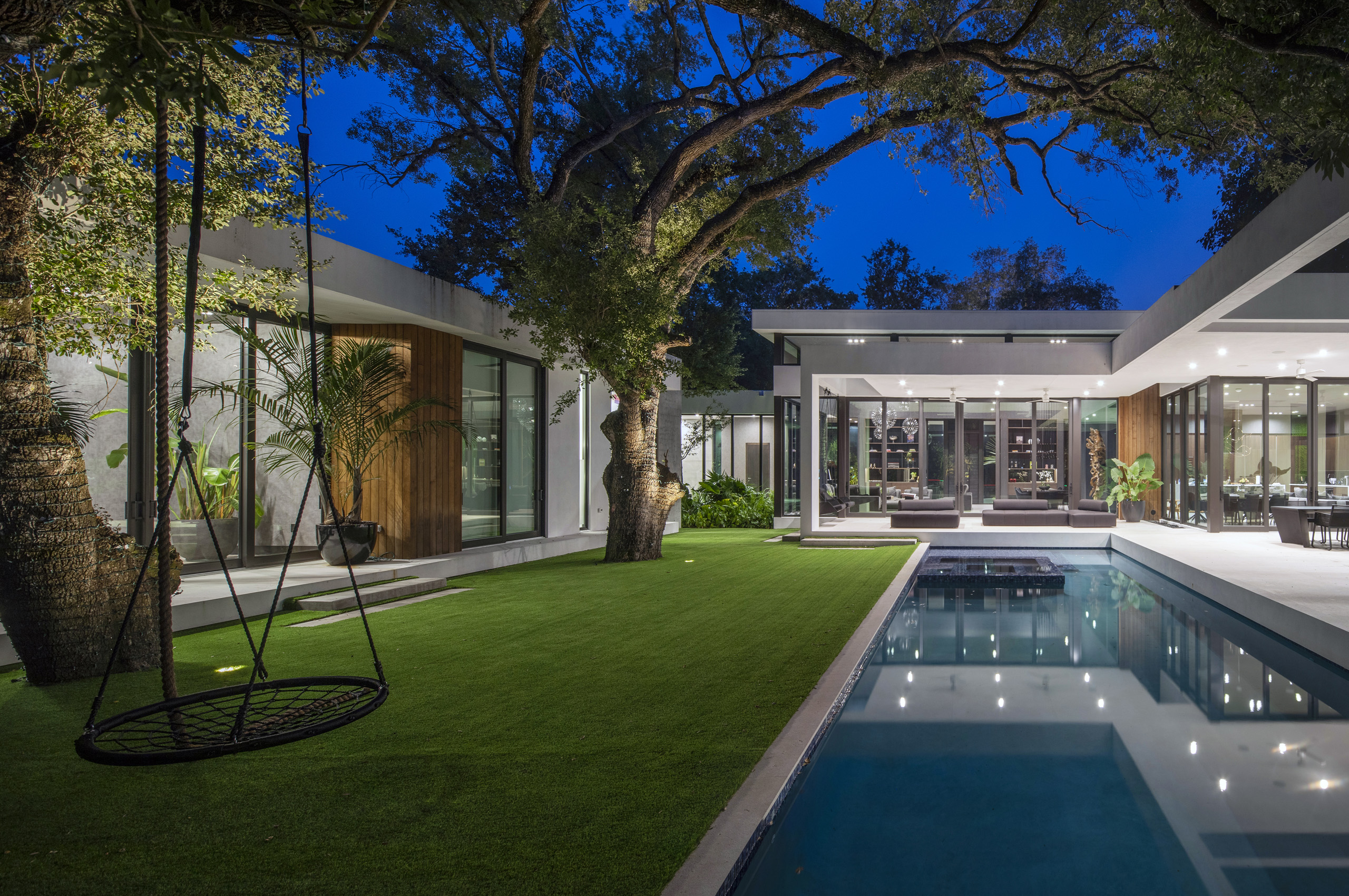 Contemporary Architecture Shapes a Minimalist Pinecrest Home